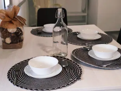 a table with black and white plates and a bottle at Loft Sherry in Jerez de la Frontera