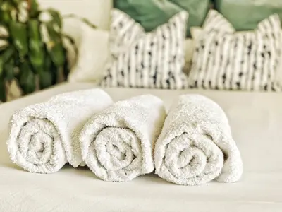a pile of towels sitting on top of a table at ESTUDIO BLEGAMAR TERRAZA - Playa, WiFi y Aparcamiento in El Puerto de Santa María