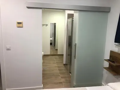 a hallway with a door leading into a bathroom at La Estación in Sanlúcar de Barrameda