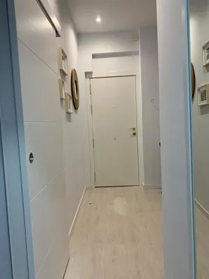 a hallway with white walls and a white door at Caleta Dreams. Apartamento a estrenar. A 60 metros Playa in Cádiz