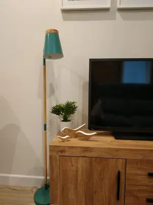a lamp sitting on a dresser next to a television at Apartamento - Patio 1812 in Cádiz