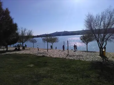 a group of people on a beach next to a lake at Casa Petra in Arcos de la Frontera
