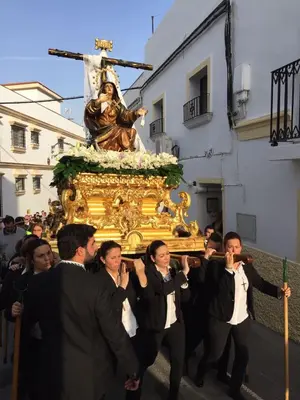 a group of people standing in front of a statue at Casa Petra in Arcos de la Frontera