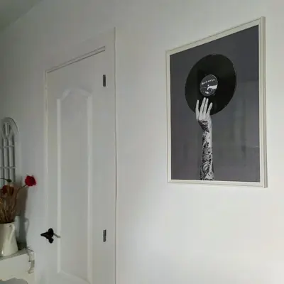 a picture of a hand with a hat on a door at Sherryflat Atípika in Jerez de la Frontera
