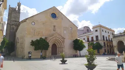 a large building with a clock on the side of it at Sherryflat Atípika in Jerez de la Frontera