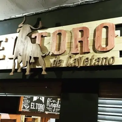 a sign for a restaurant with a bull on it at Un respiro en cádiz playa victoria 1 hab y salón con sofa cama in Cádiz