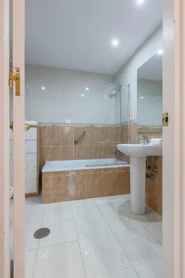 a bathroom with a tub and a sink and a shower at Un respiro en cádiz playa victoria 1 hab y salón con sofa cama in Cádiz