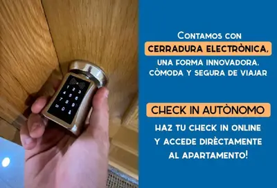 a person is holding a door knob with their hand at Apartamentos LOTO y LIZ by Cadiz4Rentals in Cádiz