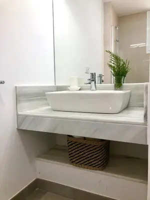 a bathroom with a white sink and a mirror at GATU PREMIUM Conil Sunset house con piscina, 3 dormit, 3 baños, jardín privado , wifi y parking, preferente mayores de 21 años y familias in Conil de la Frontera