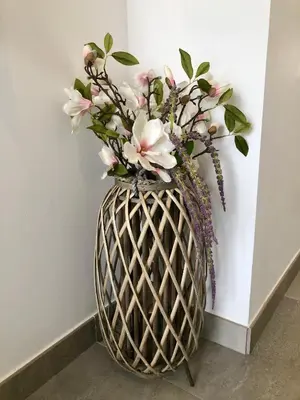 a vase with flowers in it sitting next to a wall at GATU PREMIUM Conil Sunset house con piscina, 3 dormit, 3 baños, jardín privado , wifi y parking, preferente mayores de 21 años y familias in Conil de la Frontera