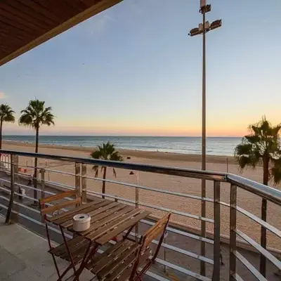 Preciado apartamento con vistas frontales al mar