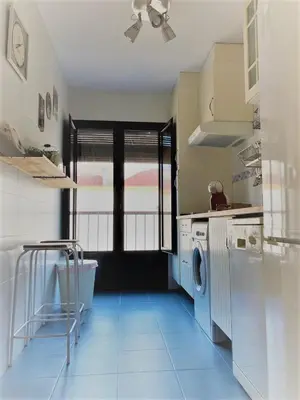 a kitchen with a washing machine and a window at El Envero Apartamento in Jerez de la Frontera