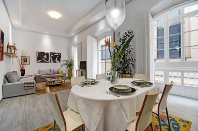 a dining room with a white table and chairs at Precioso alojamiento en Cádiz junto al mercado in Cádiz