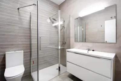 a bathroom with a toilet and a sink and a shower at Precioso alojamiento en Cádiz junto al mercado in Cádiz