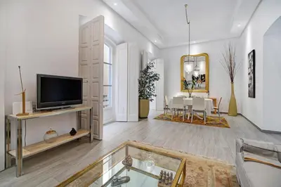 a living room with a television and a dining room at Precioso alojamiento en Cádiz junto al mercado in Cádiz