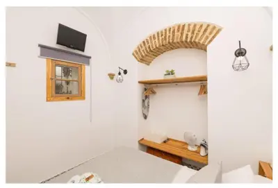 a dining room with a table and white chairs at Casa Cuna in Arcos de la Frontera