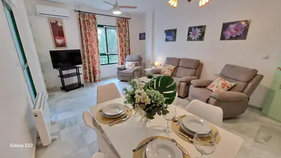 a living room with a white table and chairs at Guadalquivir amplio y céntrico in Sanlúcar de Barrameda