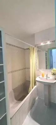 a bathroom with a tub and a sink and a bath tub at Guadalquivir amplio y céntrico in Sanlúcar de Barrameda