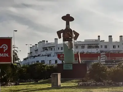 a statue of a woman with a hat on top at Casa Grande Zona Norte in Jerez de la Frontera