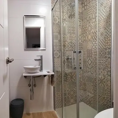 a bathroom with a shower and a sink at Twins' Home Ponce, Jerez Centro, Cádiz, wifi in Jerez de la Frontera