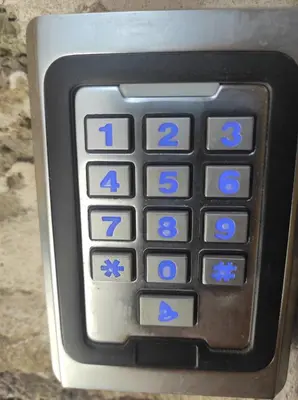 a remote control with blue numbers on it at Apartamento Loft Puerto de Gades in Cádiz