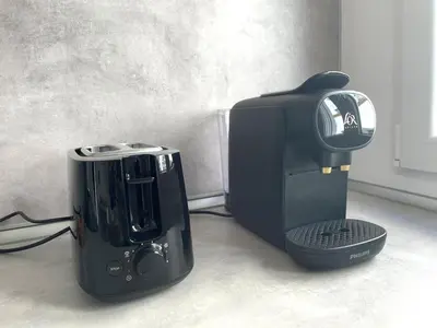 a coffee maker and a toaster on a counter at No 10 Cádiz in Cádiz