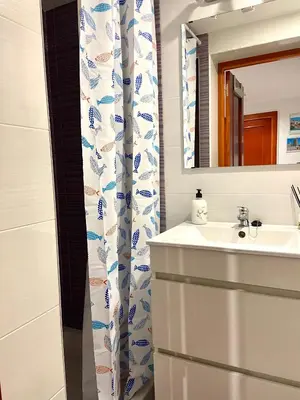 a bathroom with a sink and a mirror at JMC Apartamento CENTRO HISTÓRICO in El Puerto de Santa María
