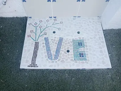 a sign that says v with trees on the floor at Villa Buganvillas, relax con piscina privada a pocos minutos de la Barrosa y Santi Petri in Chiclana de la Frontera
