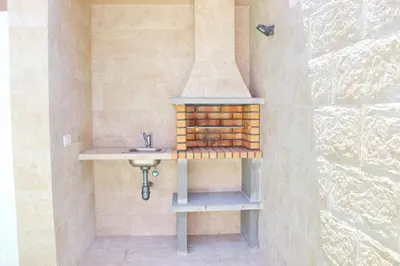 a kitchen with a dining table and white chairs at Chalet del Sultan in Conil de la Frontera