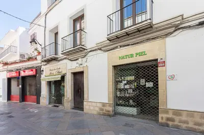 an empty street with two store fronts at Doña Blanca Centro Diseño Minimalista in Jerez de la Frontera