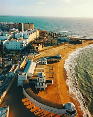 an aerial view of a beach with buildings and the ocean at La Galería de Botica in Cádiz