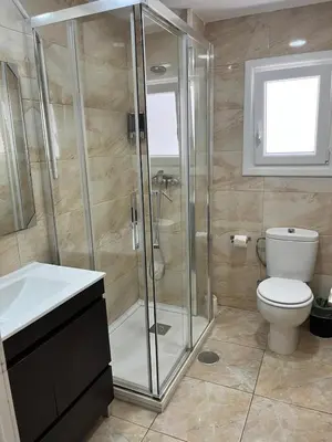 a bathroom with a shower and a toilet at Apartamento sureño in Cádiz