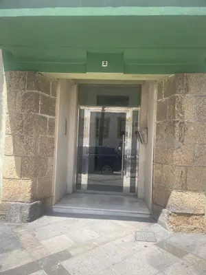 a doorway to a building with a car in it at Apartamento sureño in Cádiz