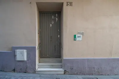 a door to a building with stairs in front at Apartamento Las Lectoras de Cadiz in Cádiz