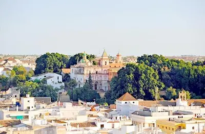 a view of a city with a large building at ALOJAMIENTO La CAPILLITA HABITACION CON BAÑO in Sanlúcar de Barrameda