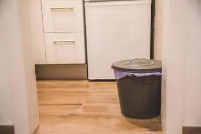 a trash can in a kitchen with a refrigerator at Apartamento Me'ncanta Jeré in Jerez de la Frontera