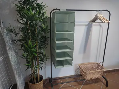a bathroom with green shelves next to a plant at Apartamento Doña Lola in Jerez de la Frontera