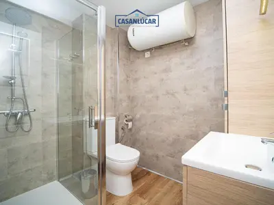 a bathroom with a toilet and a shower at Apartamento Aránzazu playa in Sanlúcar de Barrameda