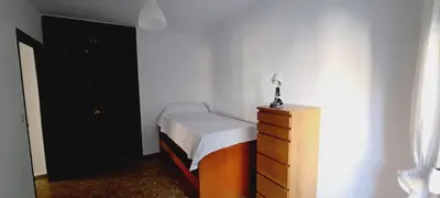 a small bedroom with a bed and a dresser at Apartamento Soplos de vida in Cádiz