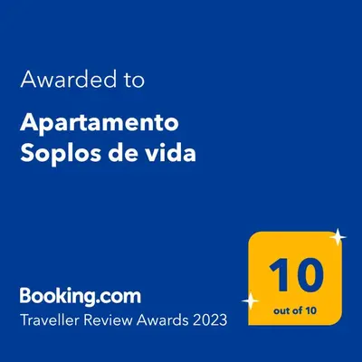 a yellow sign with the text awarded to apartmentatioarios de video at Apartamento Soplos de vida in Cádiz