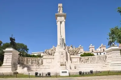 a large white monument in front of a building at Apartamento Soplos de vida in Cádiz