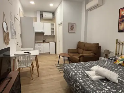 a small apartment with a bed and a kitchen at Estudio Las Navas in Cádiz