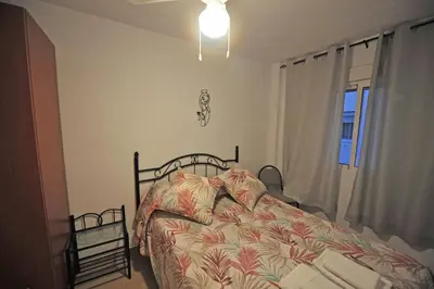 a bedroom with a bed and a window at Laguna 3 dormitorios Acogedor in Cádiz