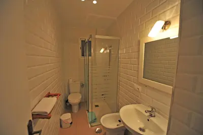 a bathroom with a sink and a toilet and a shower at Laguna 3 dormitorios Acogedor in Cádiz