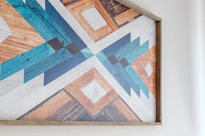 a painting of arrows on a wall at Sherryflat Abrantes - Parking in Jerez de la Frontera