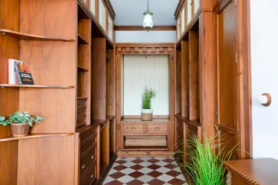 a hallway with wooden shelves and a checkered floor at Ático Imperial GARAJE GRATIS Céntrico Terraza Aire Acond Solarium 2 baños wifi a 1minuto de la Plaza Cabildo in Sanlúcar de Barrameda