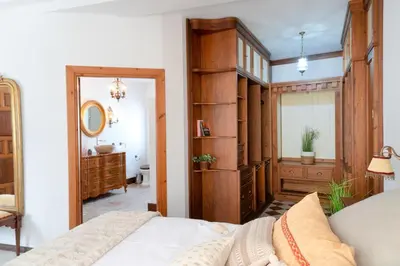 a bedroom with a bed and a bathroom with a mirror at Ático Imperial GARAJE GRATIS Céntrico Terraza Aire Acond Solarium 2 baños wifi a 1minuto de la Plaza Cabildo in Sanlúcar de Barrameda