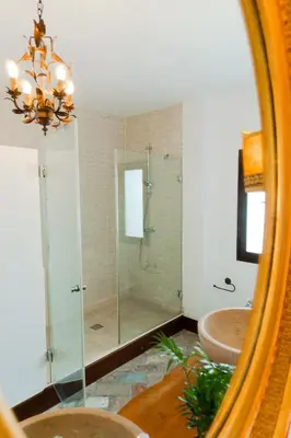 a bathroom with a shower and a sink and a mirror at Ático Imperial GARAJE GRATIS Céntrico Terraza Aire Acond Solarium 2 baños wifi a 1minuto de la Plaza Cabildo in Sanlúcar de Barrameda