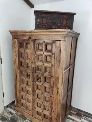 an old wooden cabinet with a box on top at Villa Bali con jacuzzi climatizado y piscina climatizada con jacuzzi in Chiclana de la Frontera