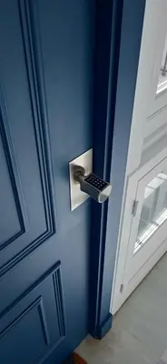 a door with a remote control on a blue wall at el 2 de Flamenco Ático 3ºB in Cádiz